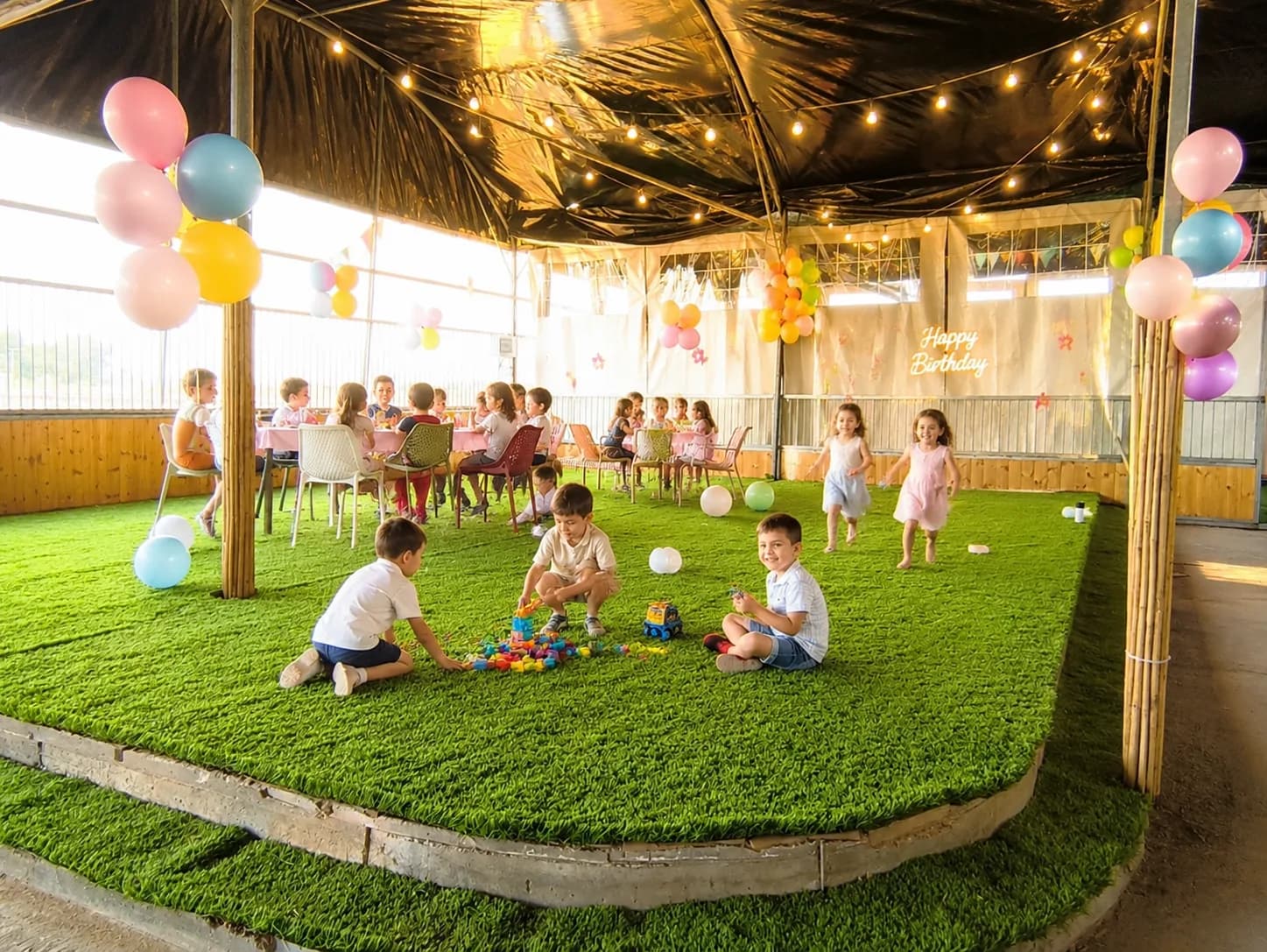 קבוצת ילדים חוגגת יום הולדת במתחם הפרטי והמוצל של חוות אלפא ליד נתיבות