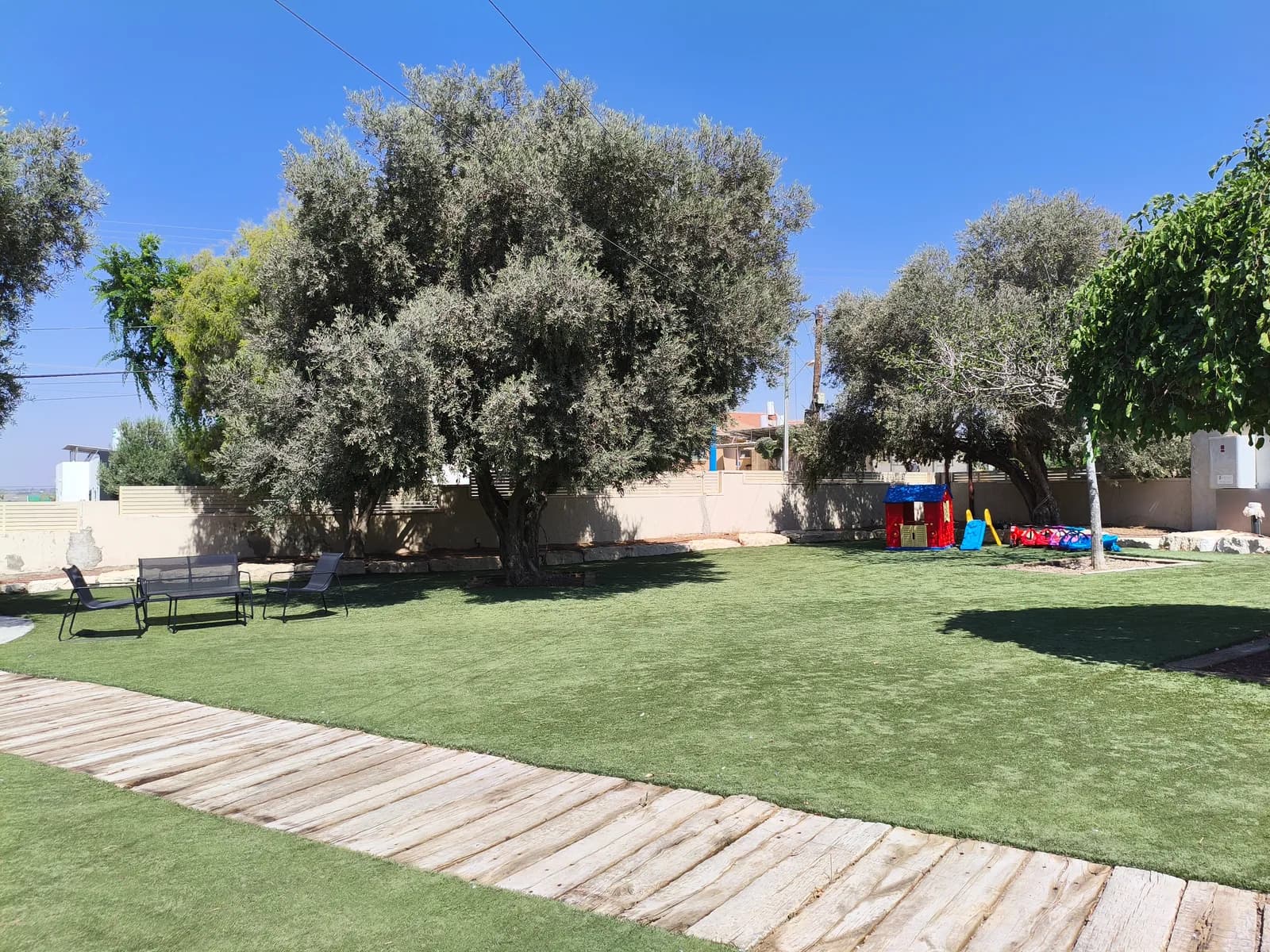 החצר הפרטית של אחוזת אלפא ליד נתיבות